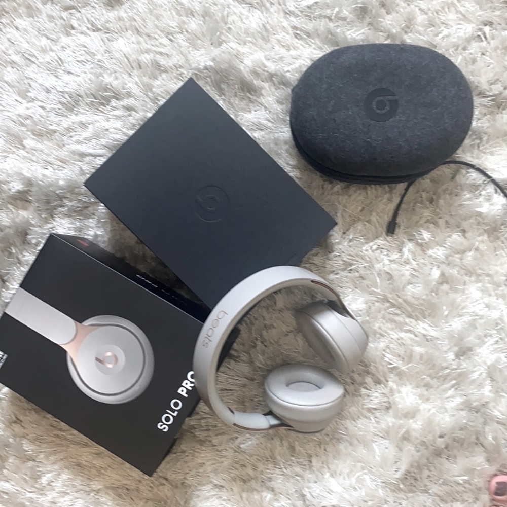 Gray and Rosegold solo pro Beats by Dr. Dre
